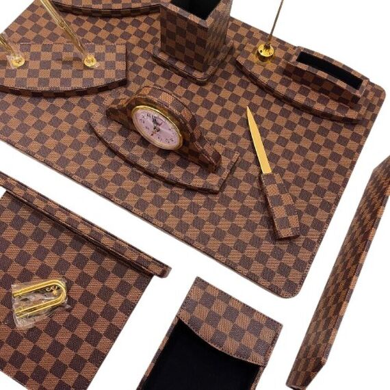 طقم مكتب بني مربعات جلد فاخر 10 قطع كنج ستايل